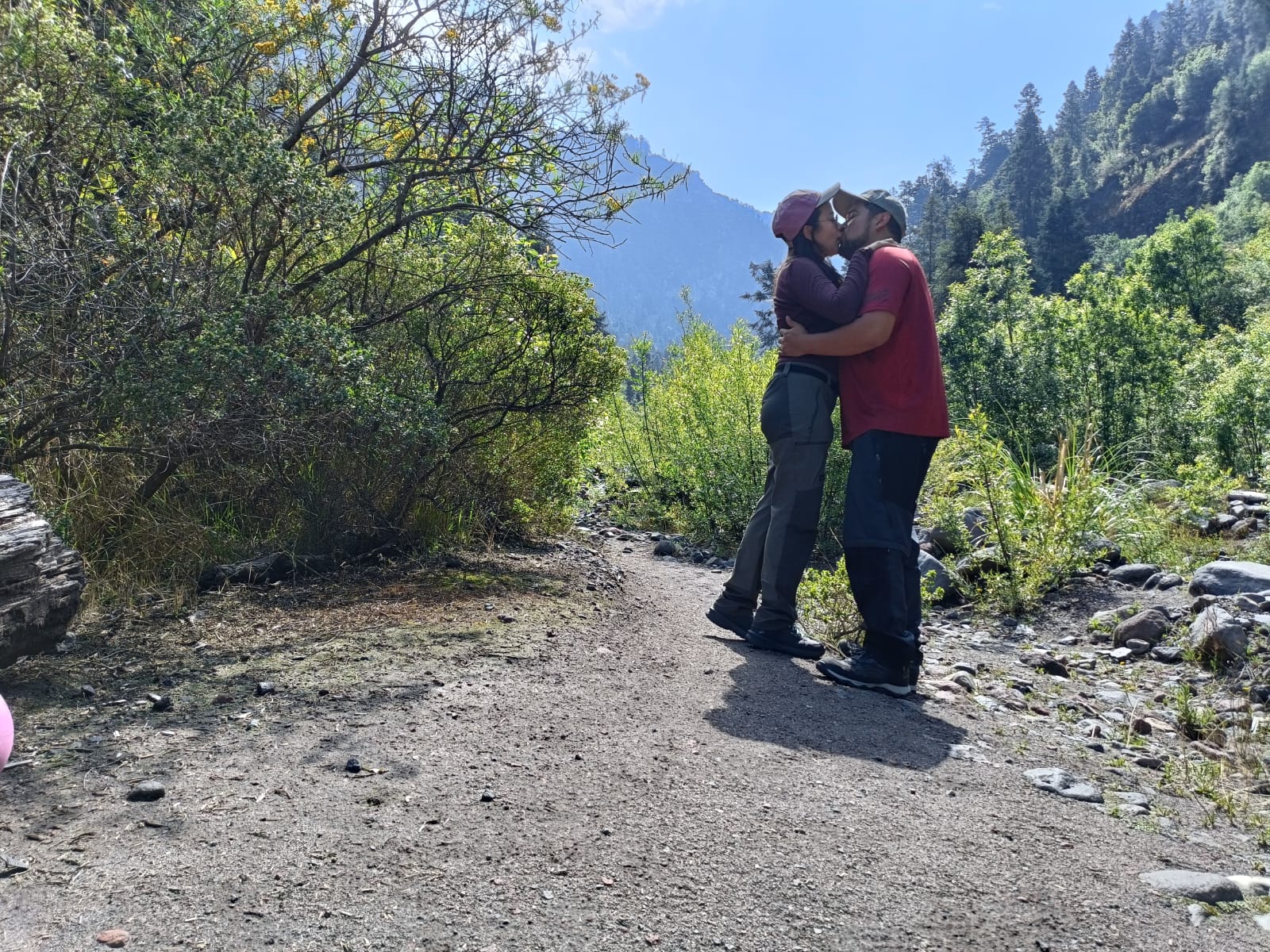 Priscila y Juan Carlos en la montaña